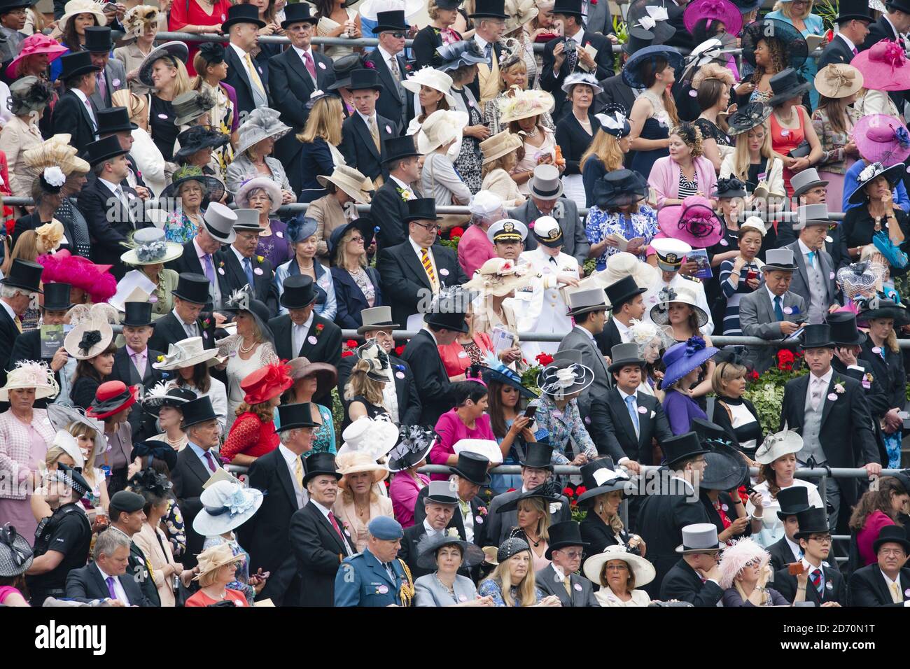 Atmosfera durante il giorno delle Signore al Royal Ascot Meeting 2013, presso l'ippodromo Ascot nel Berkshire Foto Stock