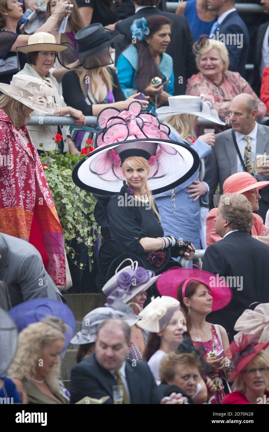 Atmosfera durante il giorno delle Signore al Royal Ascot Meeting 2013, presso l'ippodromo Ascot nel Berkshire Foto Stock