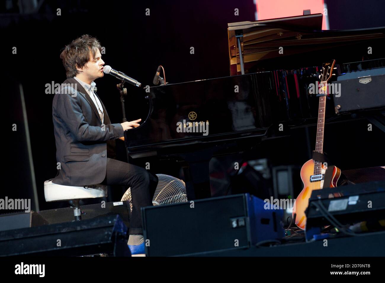 Jamie Cullum si esibisce il secondo giorno dell'Henley Festival, nel Berkshire. Foto Stock