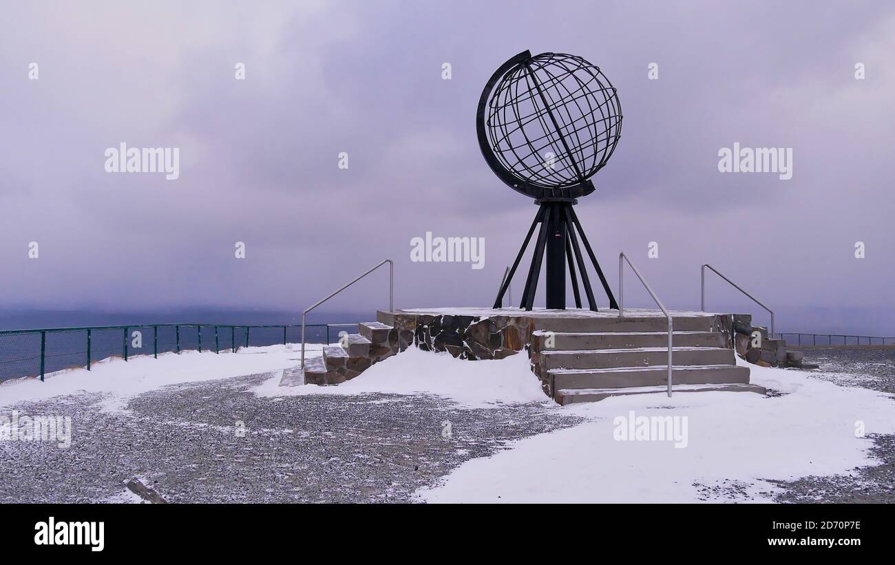 Nordkapp, Norvegia - 02/28/2019: Famosa scultura a globo in metallo situata sulla cima di una scogliera a Capo Nord sul mare artico senza persone in inverno. Foto Stock