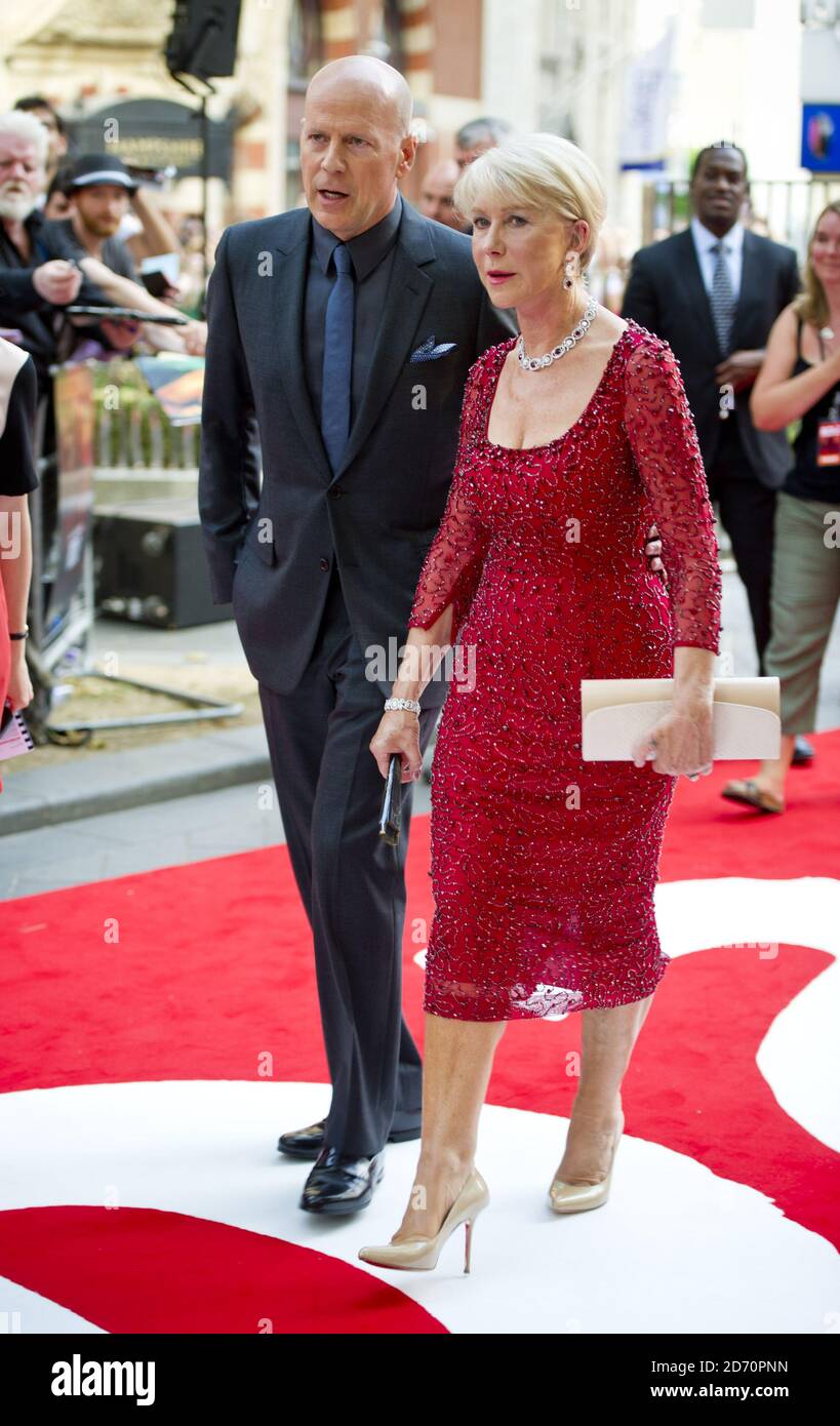 Bruce Willis e Dame Helen Mirren partecipano alla prima di Red 2, all'Empire Cinema di Leicester Square, Londra. Foto Stock