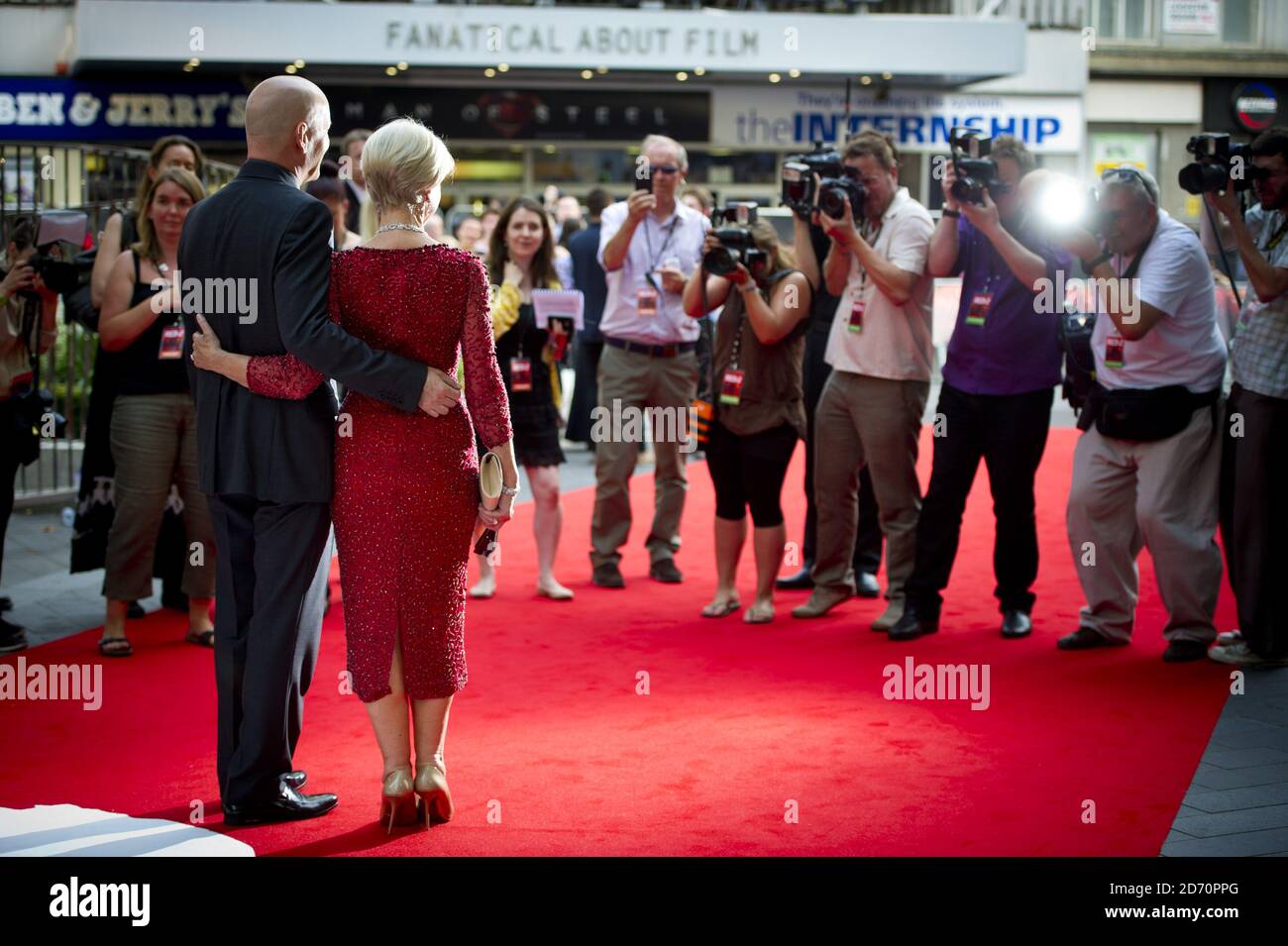 Bruce Willis e Dame Helen Mirren partecipano alla prima di Red 2, all'Empire Cinema di Leicester Square, Londra. Foto Stock