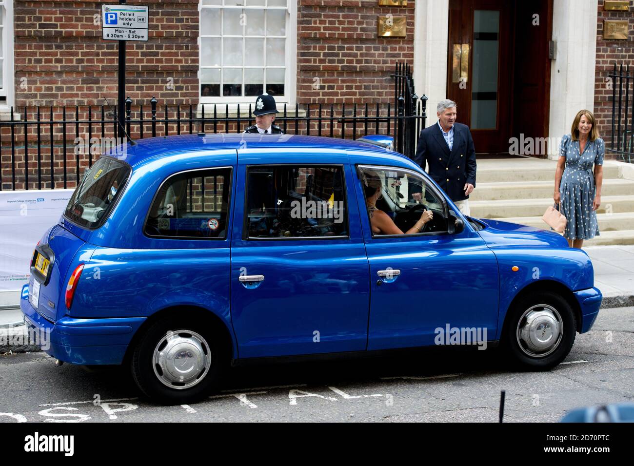 Michael e Carole Middleton lasciano la Lindo Wing al St Mary's Hospital di Londra, dopo aver visitato la Duchessa di Cambridge, il Principe William e il loro neonato figlio. Foto Stock