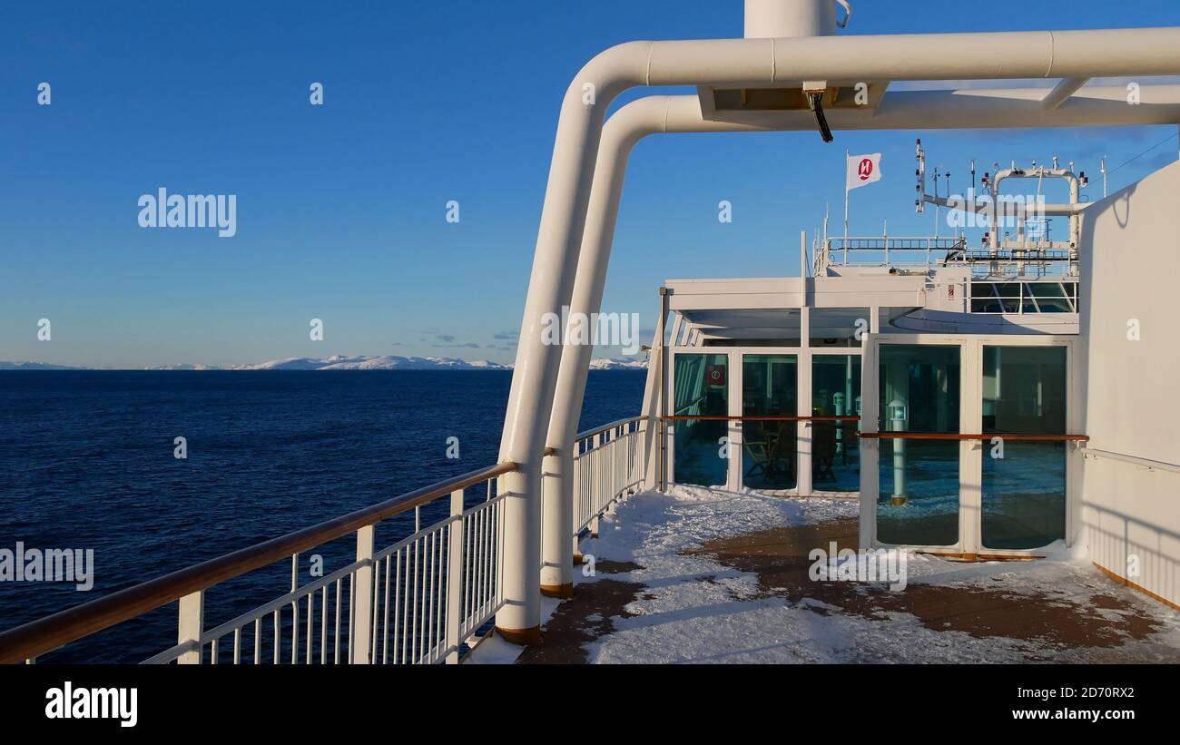 Sørøysundet, Norvegia - 03/02/2019: Vista sul mare artico dal ponte superiore della nave da crociera Hurtigruten (traghetto RoRo) MS Trollfjord in inverno. Foto Stock