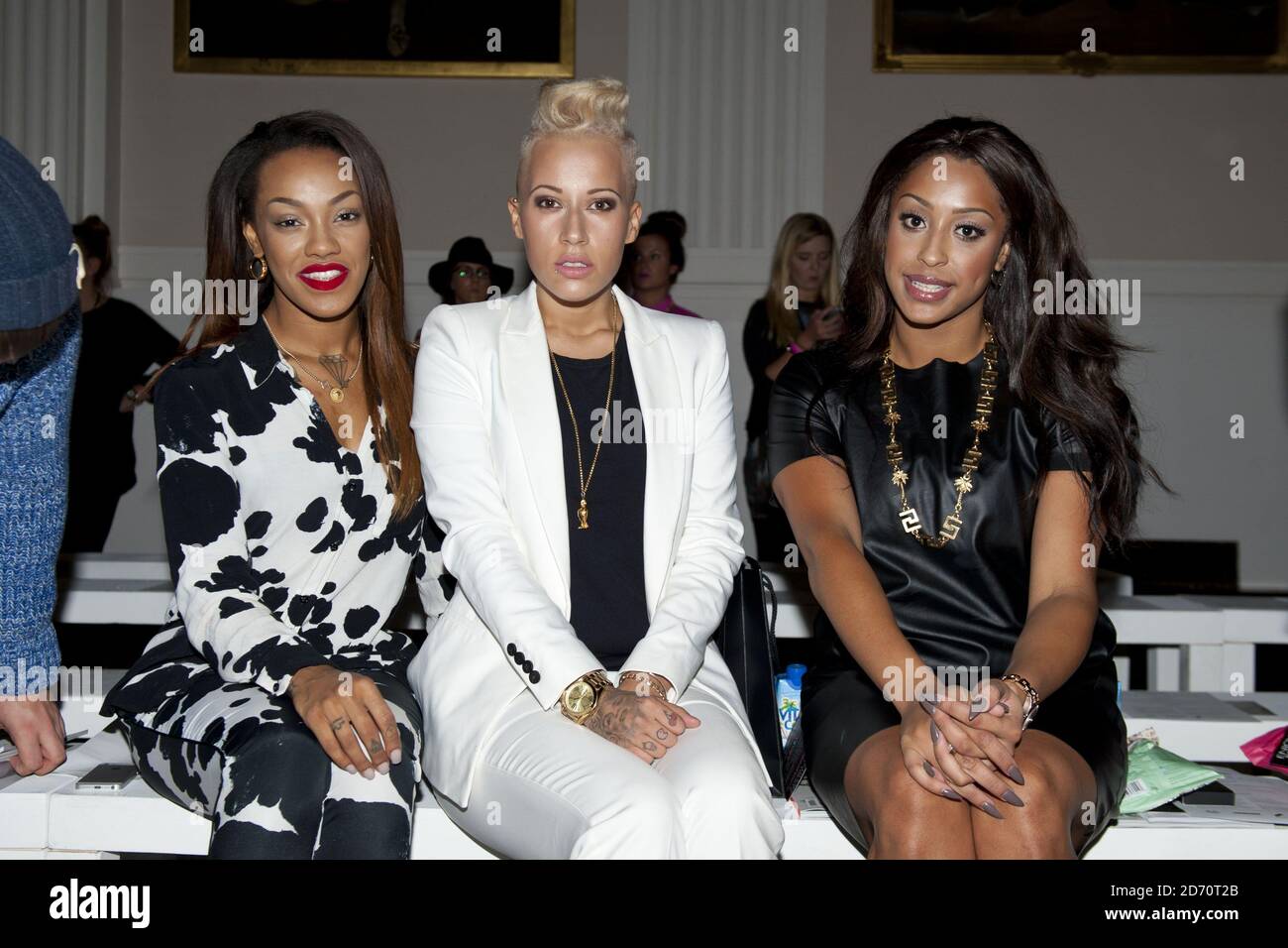 Alexandra Buggs, Karis Anderson e Courtney Rumbold di Stooshe frequentano la sfilata di moda Ones to Watch, che si è tenuta presso la sede della Vauxhall Fashion Scout a Covent Garden nell'ambito della settimana della moda di Londra primavera/estate 2014. Foto Stock