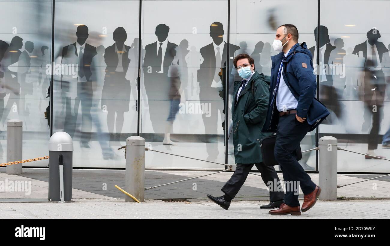 Pechino, Belgio. 15 Ott 2020. Le persone che indossano maschere facciali camminano su una strada a Bruxelles, Belgio, 15 ottobre 2020. Credit: Zhang Cheng/Xinhua/Alamy Live News Foto Stock