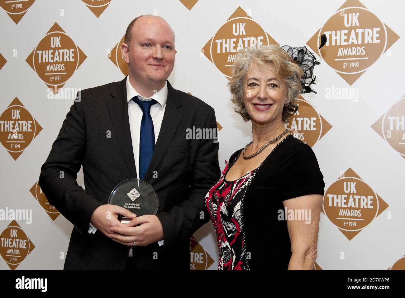 Mike Bartlett, con il presentatore Maureen Lipman, raccoglie il premio per il miglior New Play, per Bull, al UK Theatre Awards di Guildhall, Londra. Foto Stock