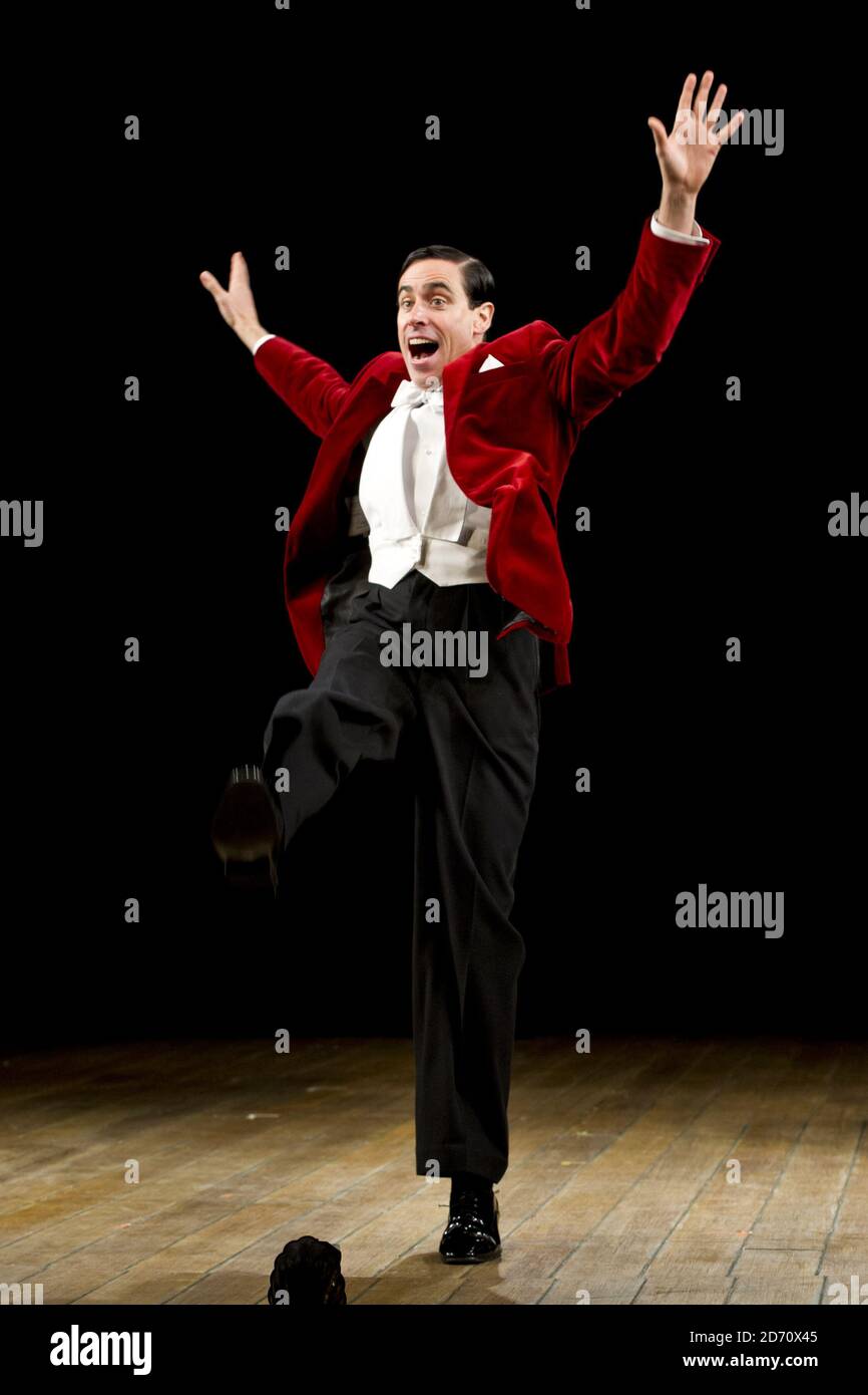 Stephen Mangan si esibisce in perfetta sciocchezza al Duke of York's Theatre di Londra. Foto Stock