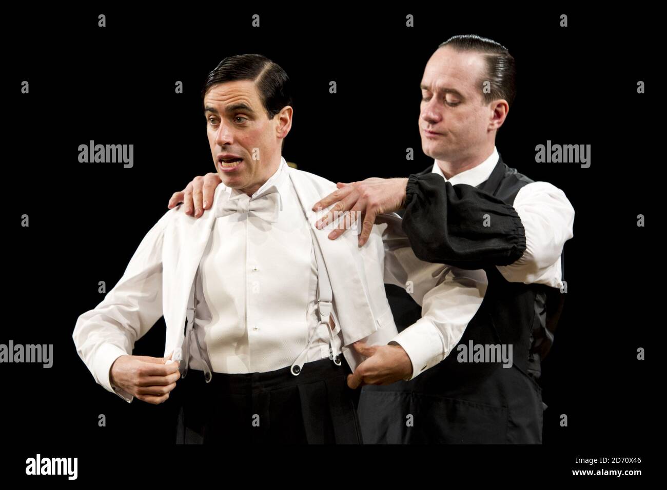 Matthew MacFadyen e Stephen Mangan si esibiscono come Jeeves and Wooster in perfetto sciocchezze al Duke of York's Theatre di Londra. Foto Stock