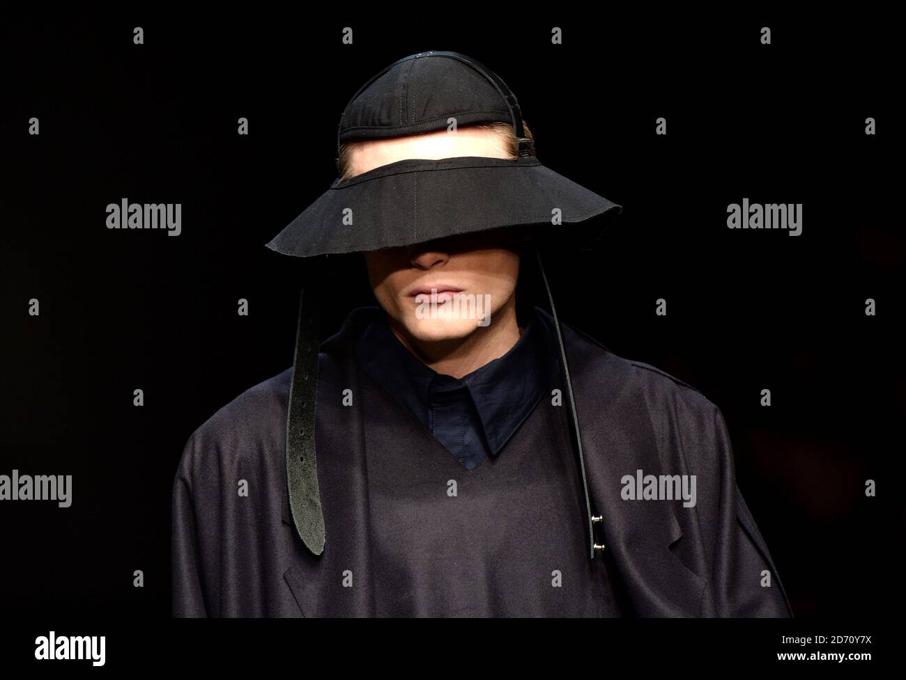 Un modello indossa una creazione di Craig Green alla sfilata DI moda MAN, tenuta presso l'Old Sorting Office di Londra come parte di London Collections: Men AW14. Foto Stock