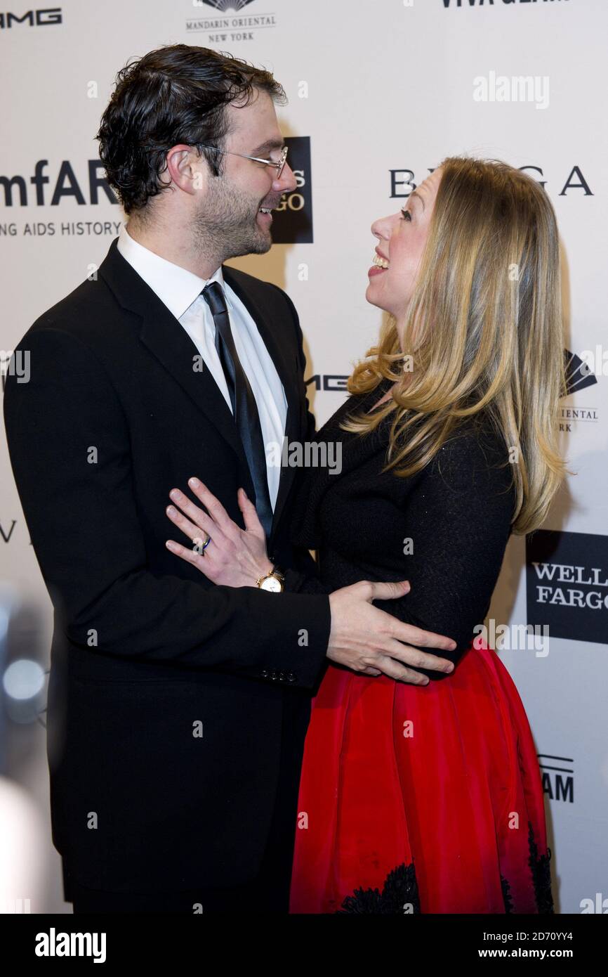 Chelsea Clinton e il marito Marc Mezvinsky frequentano l'amfAR New York Gala a Cipriani su Wall Street, New York. Foto Stock