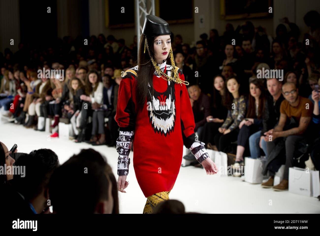 Modelli sulla passerella alla sfilata di moda Belle Sauvage, alla sede della Fashion Scout, alla Freemasons Hall, come parte della London Fashion Week 2014 Foto Stock