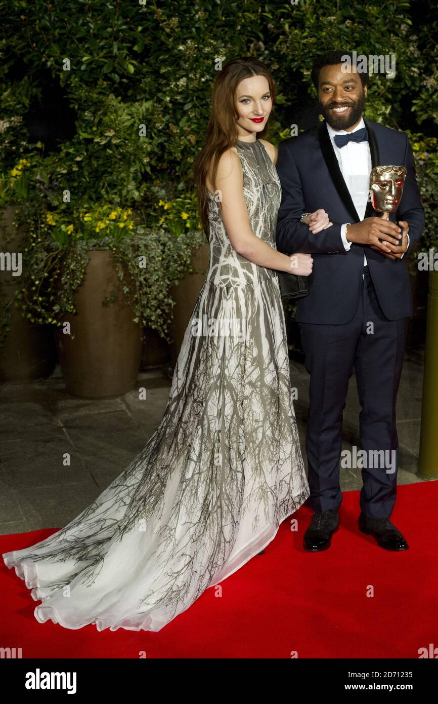 Chiwetel Ejiofor e Sari Mercer arrivano all'EE British Academy Film Awards After Party, che si tiene al Grosvenor Hotel nel centro di Londra Foto Stock