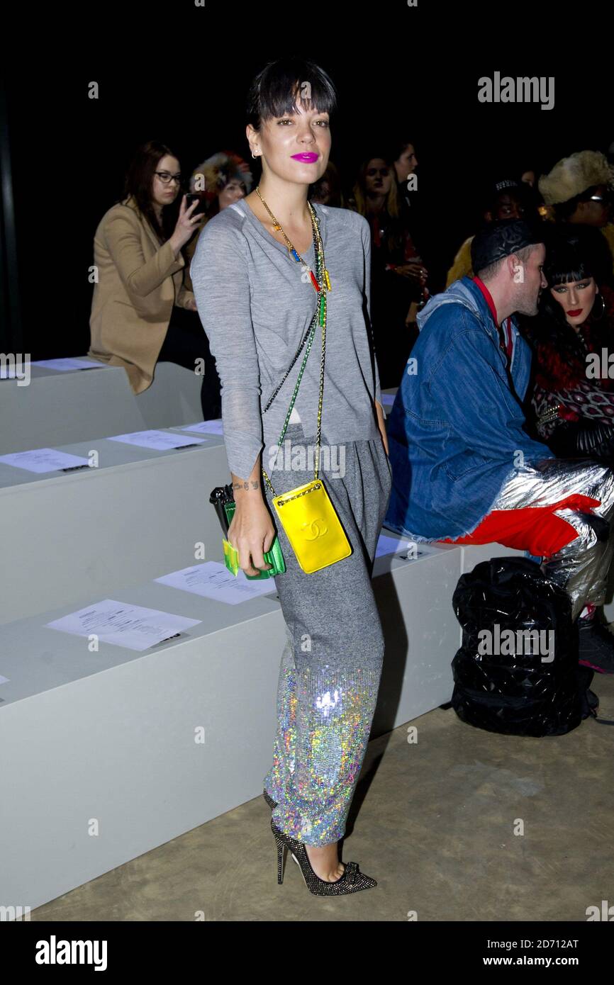 Lily Allen partecipa alla sfilata di moda Ashish, tenuta al Tate Modern come parte della London Fashion Week. Foto Stock