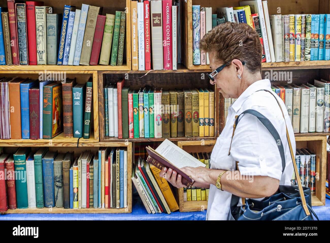 Miami Florida,International Book Fair festival,evento annuale Black woman female browsing shopping books shelf, Foto Stock