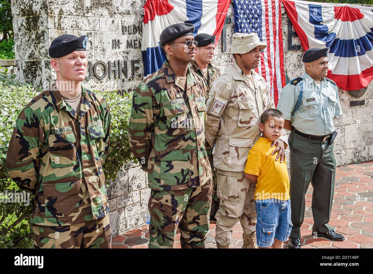 Miami Florida, Biscayne Boulevard Bayfront Park, cerimonie di sfilata dei veterani, padre figlio uomo ragazzo esercito veterano ispanico cerimonia Iraq guerra, Foto Stock