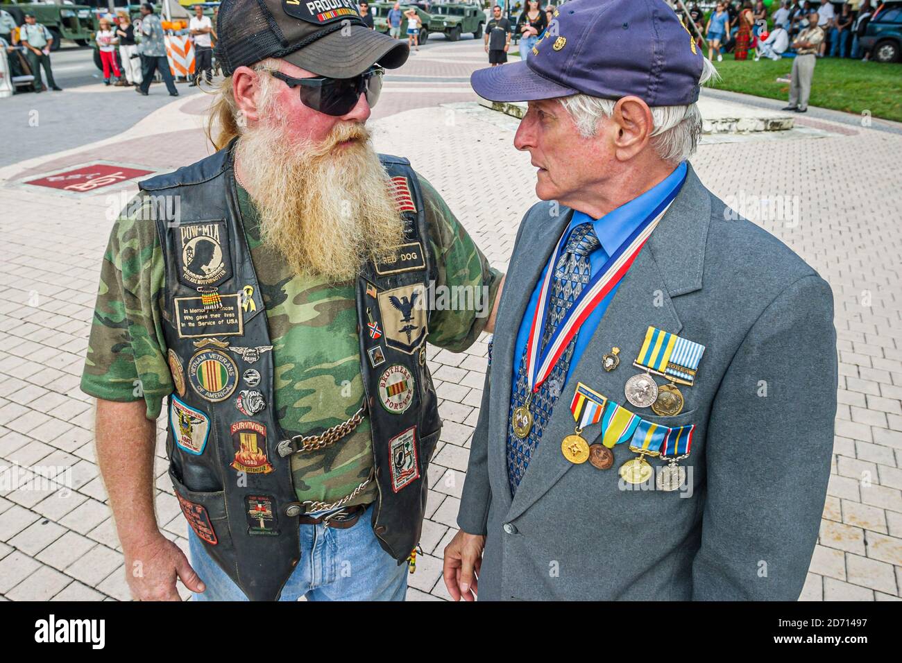 Miami Florida, Biscayne Boulevard Bayfront Park, cerimonie di sfilata dei veterani, uomo anziano uomo uomo maschile esercito veterano barba lunga, Foto Stock