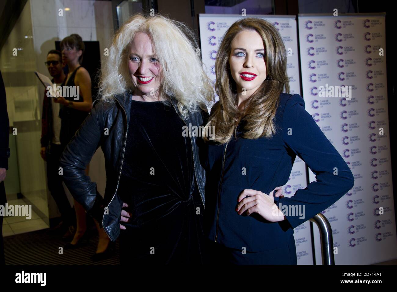 Lydia Rose Bright e Debbie Bright partecipano all'evento James' Jog on for Cancer, in aiuto di Cancer Research UK, presso i Kensington Roof Gardens nella parte ovest di Londra. Foto Stock