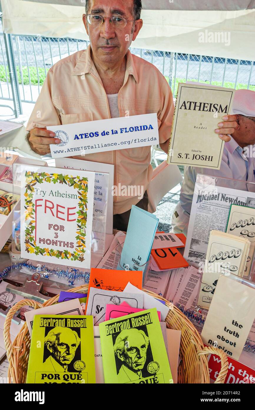 Miami Florida,International Book Fair festival,uomo autore atheist atheism libri credenza credenze, Foto Stock