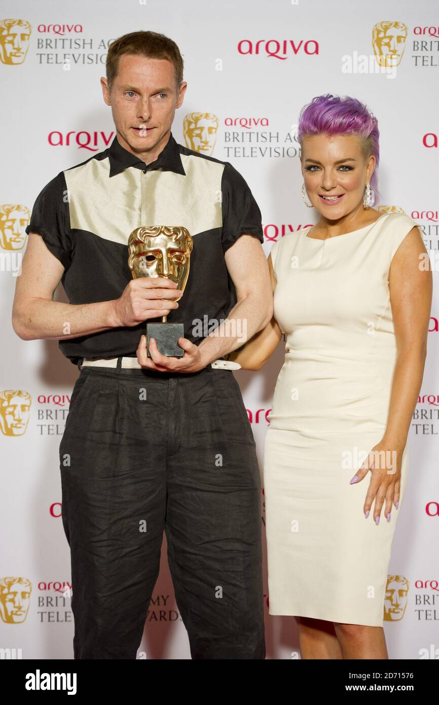 Sean Harris con il Leading Actor Award per Southcliffe, con il presentatore Sheridan Smith nella sala stampa al British Academy Television Awards 2014 di Arqiva al Theatre Royal, Drury Lane, Londra. Foto Stock