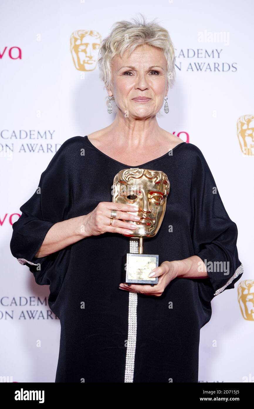 Julie Walters con l'Academy Fellowship Award, al 2014 Arqiva British Academy Television Awards al Theatre Royal, Drury Lane, Londra. Foto Stock