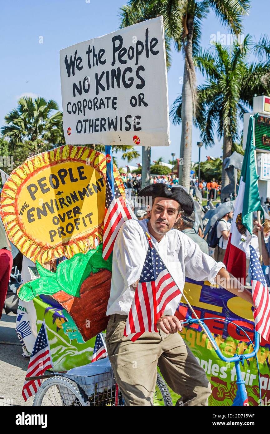 Miami Florida, Biscayne Boulevard, Free Trade Area of Americans Summit FTAA dimostrazioni, manifestante con insegne per striscioni poster avidità aziendale, Foto Stock