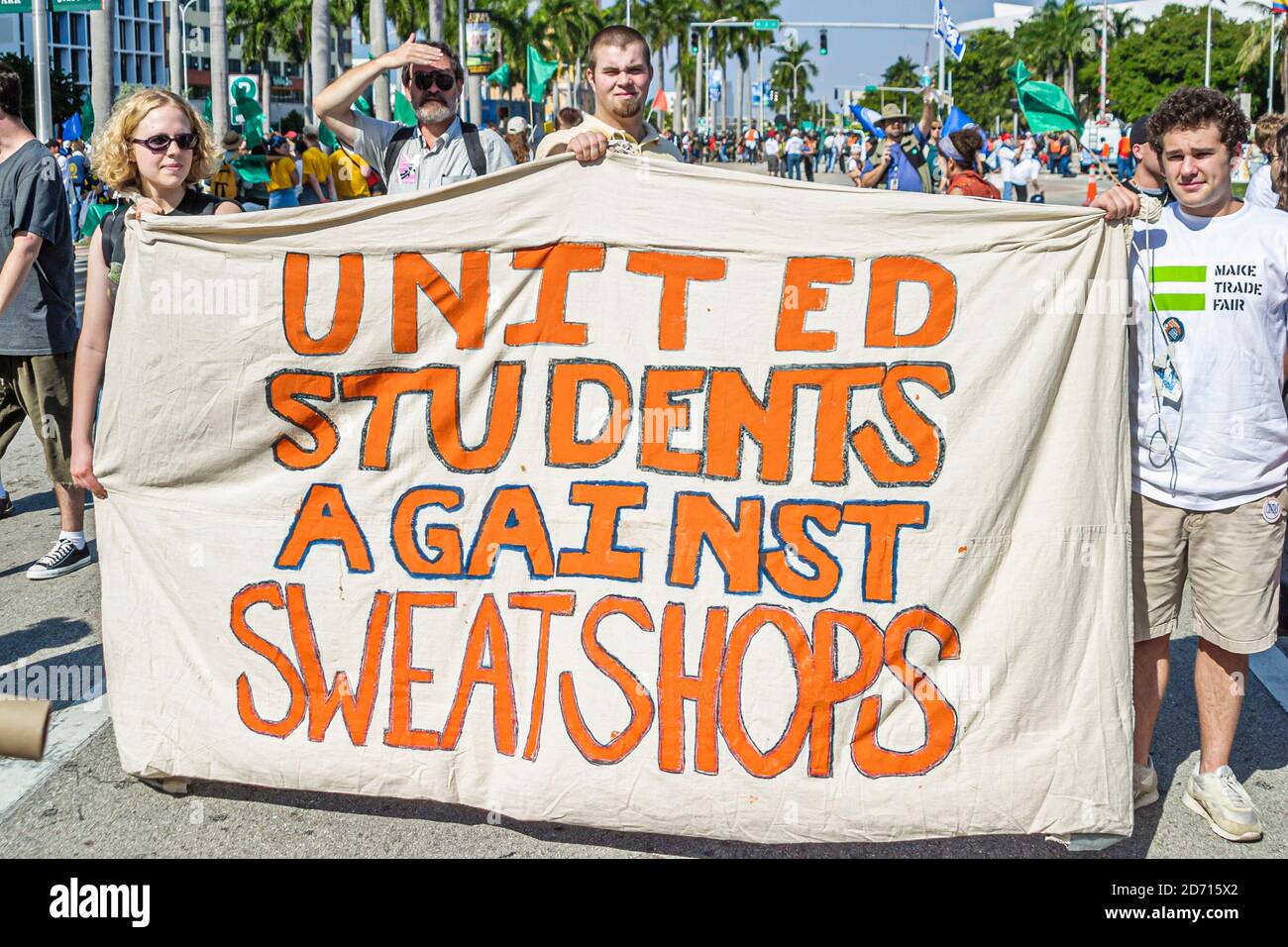 Miami Florida,Biscayne Boulevard,Free Trade Area of Americans Summit dimostrazioni FTAA,manifestanti cartelli manifesti studenti Uniti contro i negozi di sudore, Foto Stock