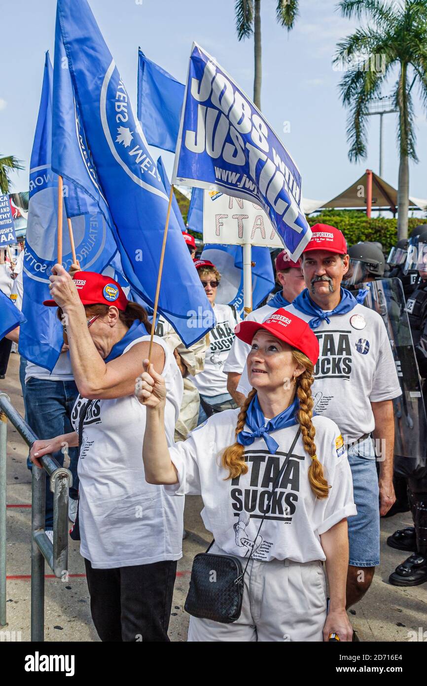 Miami Florida,Biscayne Boulevard,Free Trade Area of Americans Summit FTAA dimostrazioni,manifestanti United Steelworkers donne sindacali membri, Foto Stock