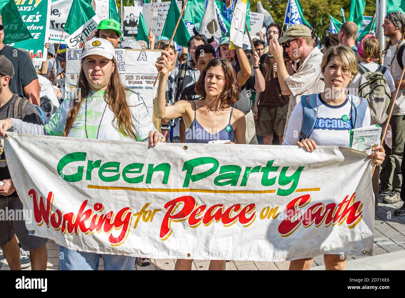 Miami Florida, Biscayne Boulevard, Free Trade Area of Americans Summit FTAA dimostrazioni, manifestanti bandiera Green Party marching, Foto Stock