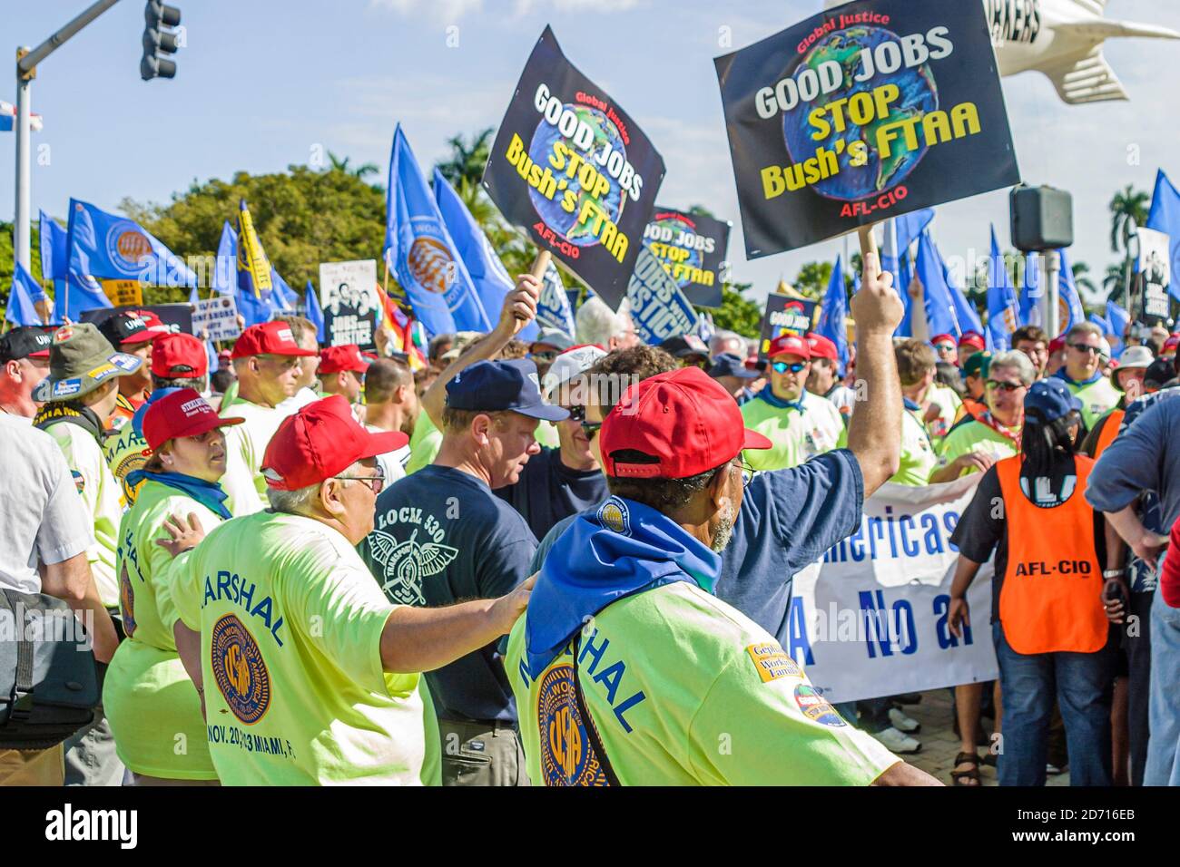 Miami Florida,Biscayne Boulevard,Free Trade Area of Americans Summit dimostrazioni FTAA,manifestanti membri del sindacato AFL-CIO, Foto Stock