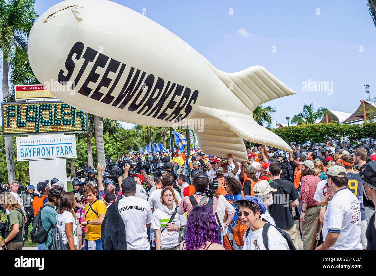Miami Florida,Biscayne Boulevard,Free Trade Area of Americans Summit dimostrazioni FTAA,manifestanti membri del sindacato Steelworkers Unito, Foto Stock
