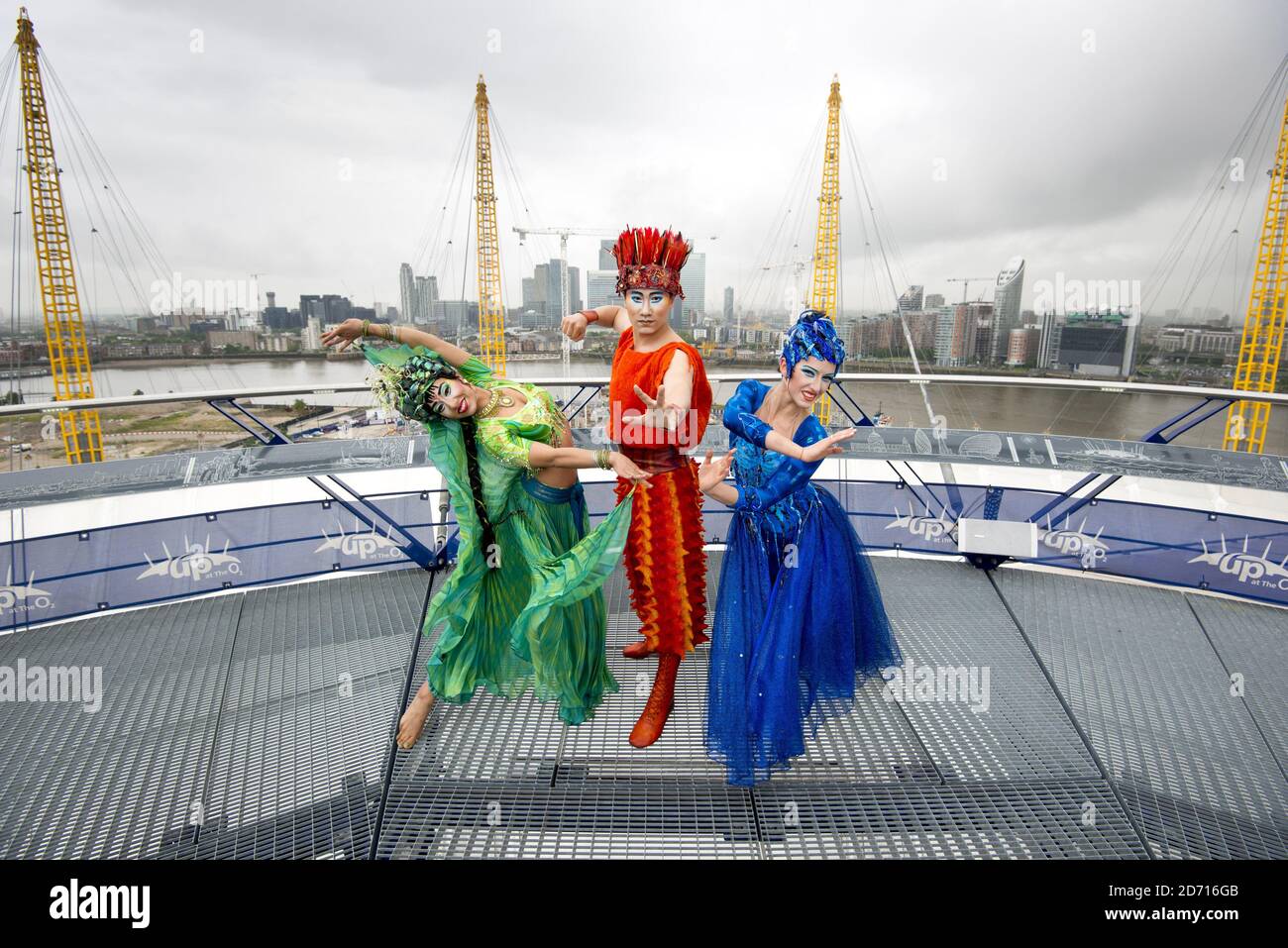 I personaggi che rappresentano l'acqua (Oceane), l'aria (Azala) e il fuoco (Yao) di Dralion, Cirque du Soleil, posano a Up presso l'O2, presso l'arena O2 nella zona est di Londra. Dralion corre dal 4 all'8 giugno all'O2 Foto Stock