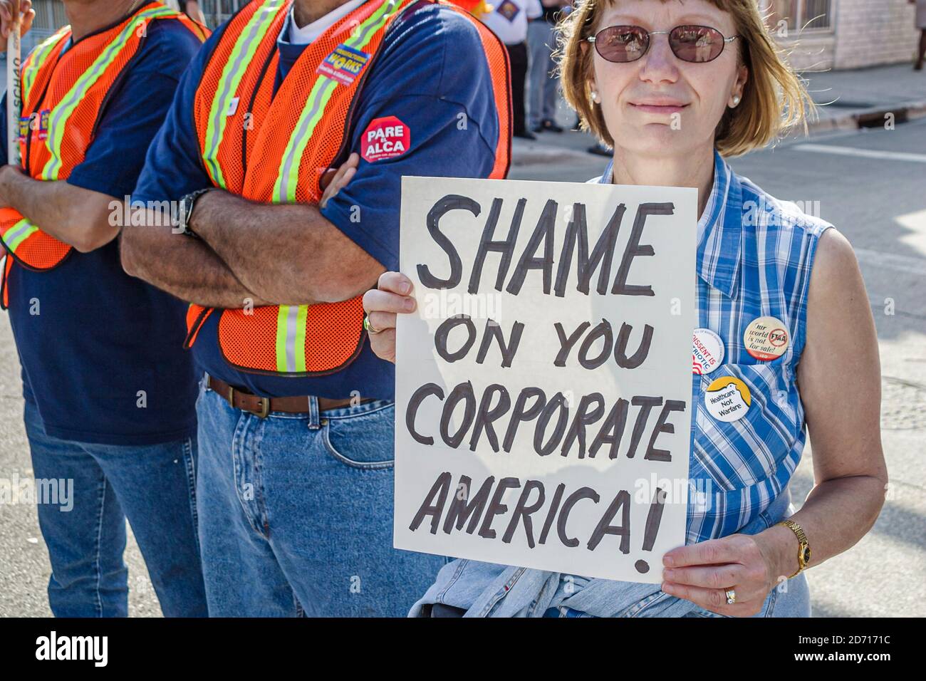 Miami Florida, Biscayne Boulevard, Free Trade Area of Americans Summit FTAA dimostrazioni, donna protesta donna tiene in mano segno poster aziendale sh Foto Stock