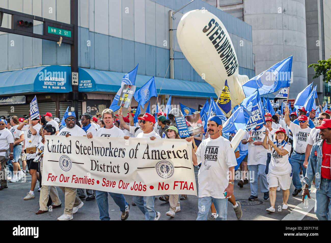 Miami Florida, Biscayne Boulevard, Free Trade Area of Americans Summit dimostrazioni FTAA, manifestanti tiene bandiera United Steelworkers Union mem Foto Stock
