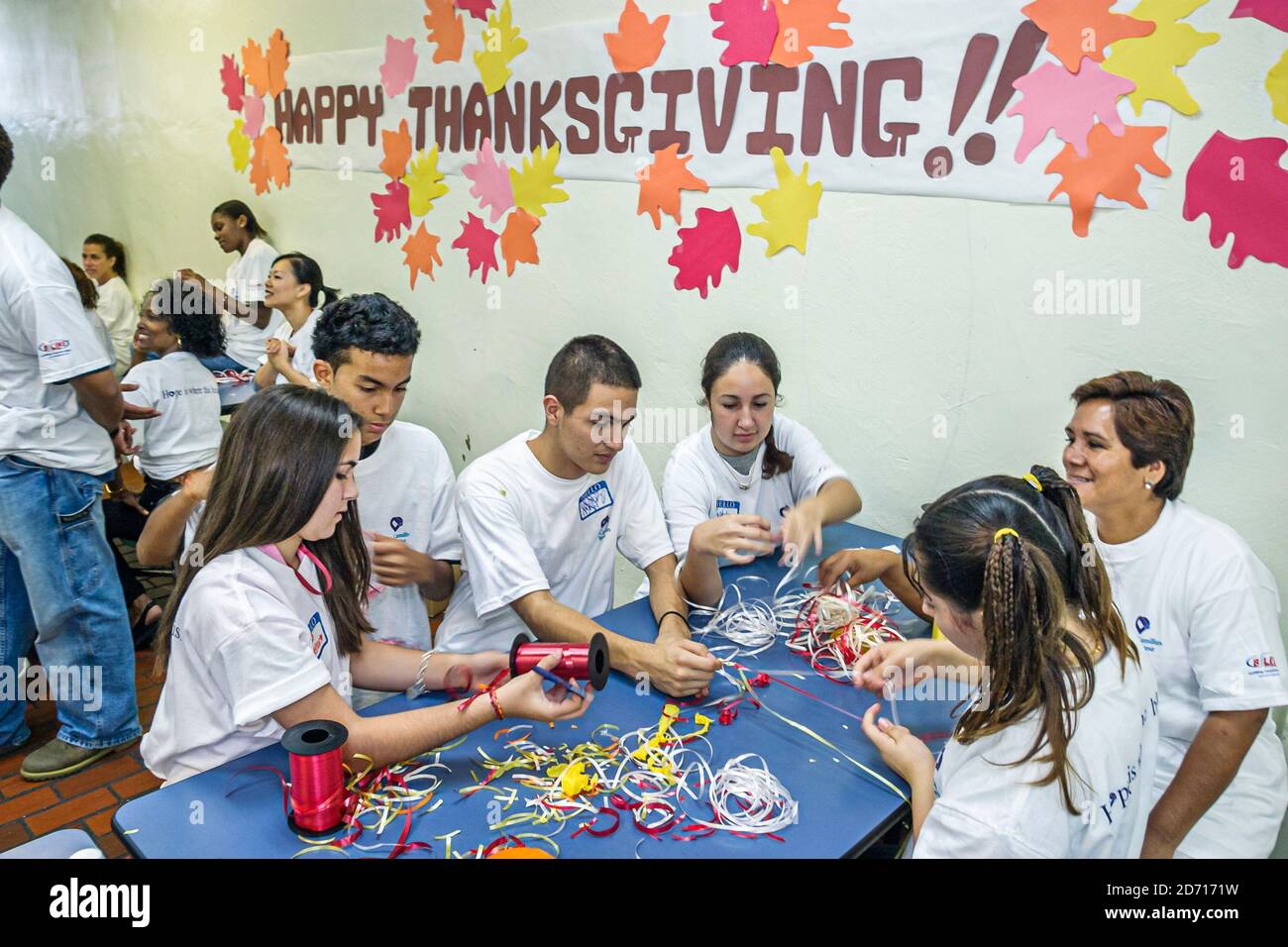 Miami Florida, Camillus House annuale pranzo del Ringraziamento povero senzatetto, volontari ispanici confezione regalo, Foto Stock