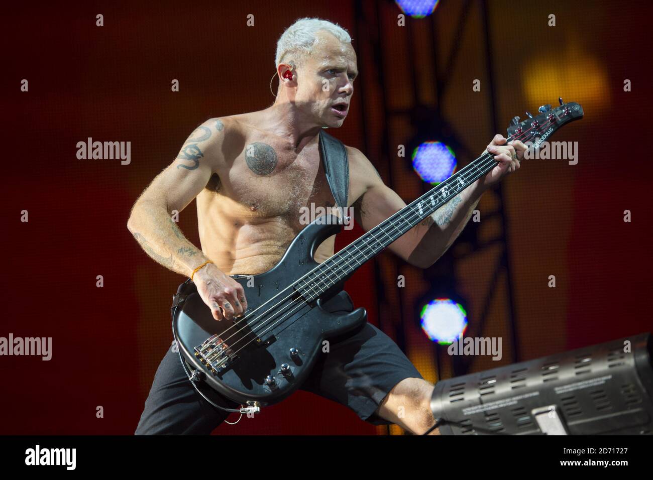 Pulci dei Red Hot Chili Peppers che si esibiscono all'Isle of Wight Festival, a Newport sull'Isola di Wight. Foto Stock