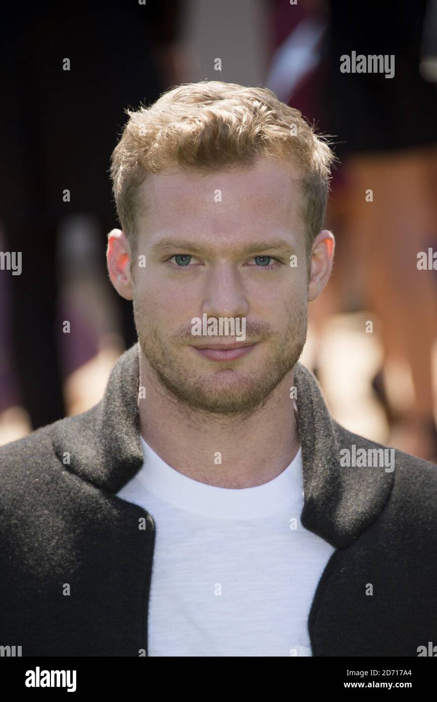 Sam Reid partecipa alla sfilata di moda di Burberry, tenuta nei Kensington Palace Gardens come parte della London Collections Men. Foto Stock