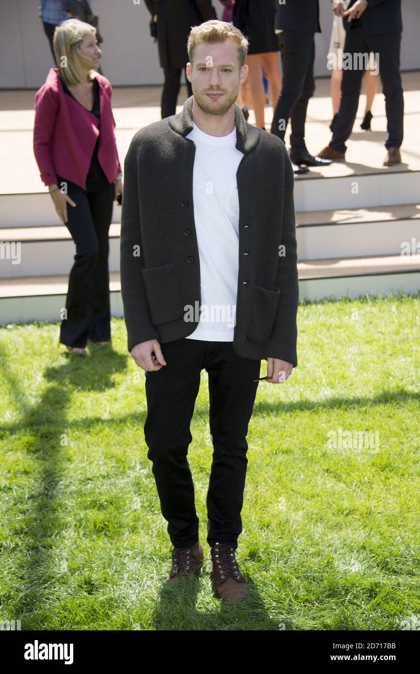 Sam Reid partecipa alla sfilata di moda di Burberry, tenuta nei Kensington Palace Gardens come parte della London Collections Men. Foto Stock