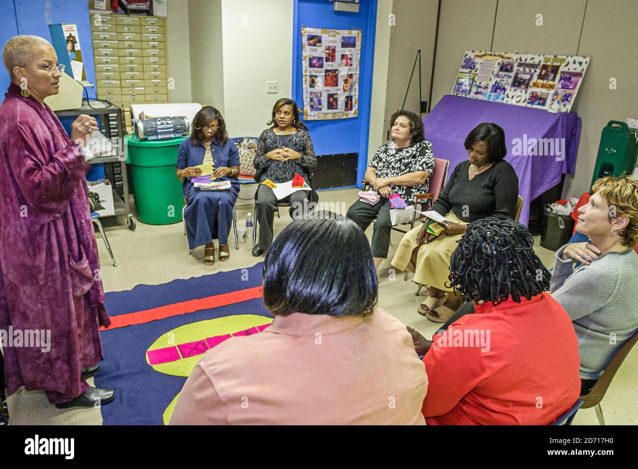 Florida,Miami Little Haiti Edison Park Elementary School,Black docenti riunione principale parla parlando, Foto Stock