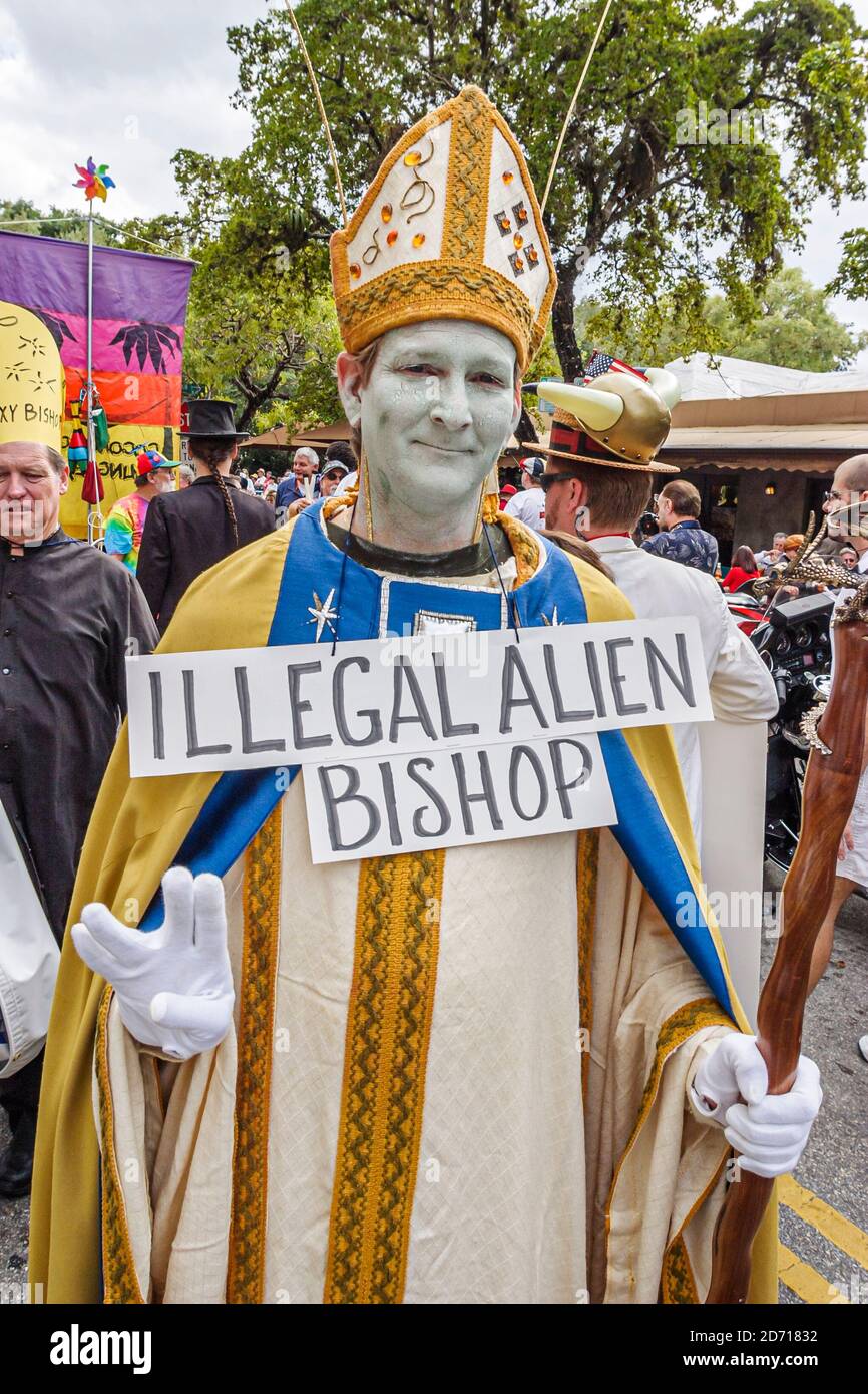 Miami Florida,Coconut Grove King Mango Strut Parade annuale satira politicamente scorretto umorismo umorismo illegale aliene vescovo, Foto Stock