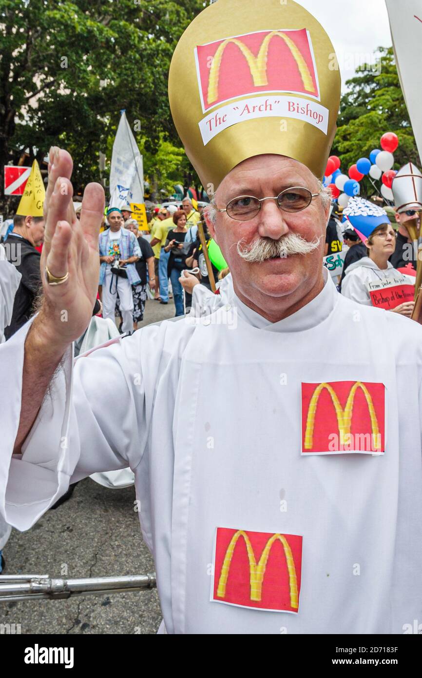 Miami Florida,Coconut Grove King Mango Strut Parade annuale satira politicamente scorretto umorismo Arch Bishop, Foto Stock