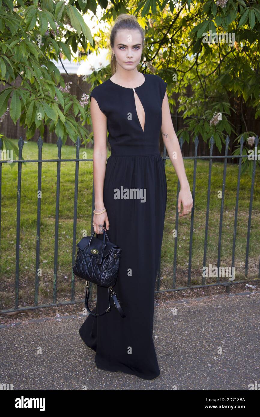 Cara Delevingne che arriva alla festa estiva della Serpentine Gallery, ad Hyde Park a Londra. Foto Stock