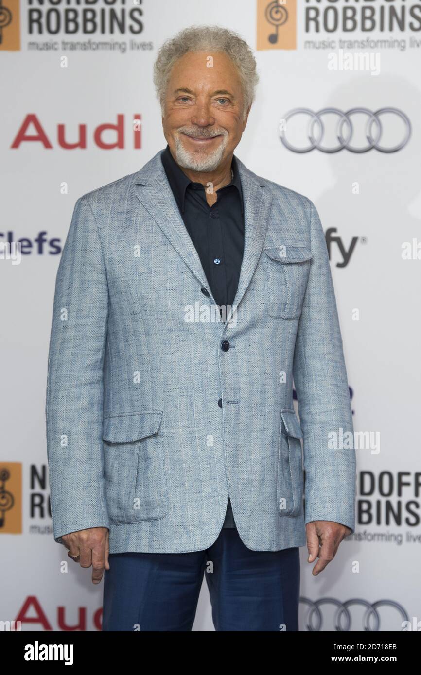 Sir Tom Jones partecipa al Silver Clef Awards, all'Hilton Park Lane nella parte ovest di Londra. Foto Stock