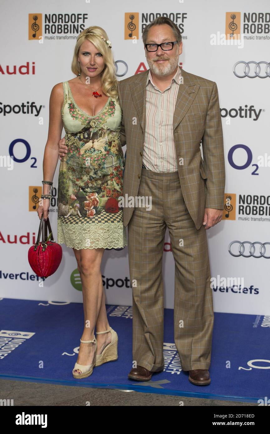 VIC Reeves e Nancy Sorrell partecipano al Silver Clef Awards, all'Hilton Park Lane nella parte ovest di Londra. Foto Stock
