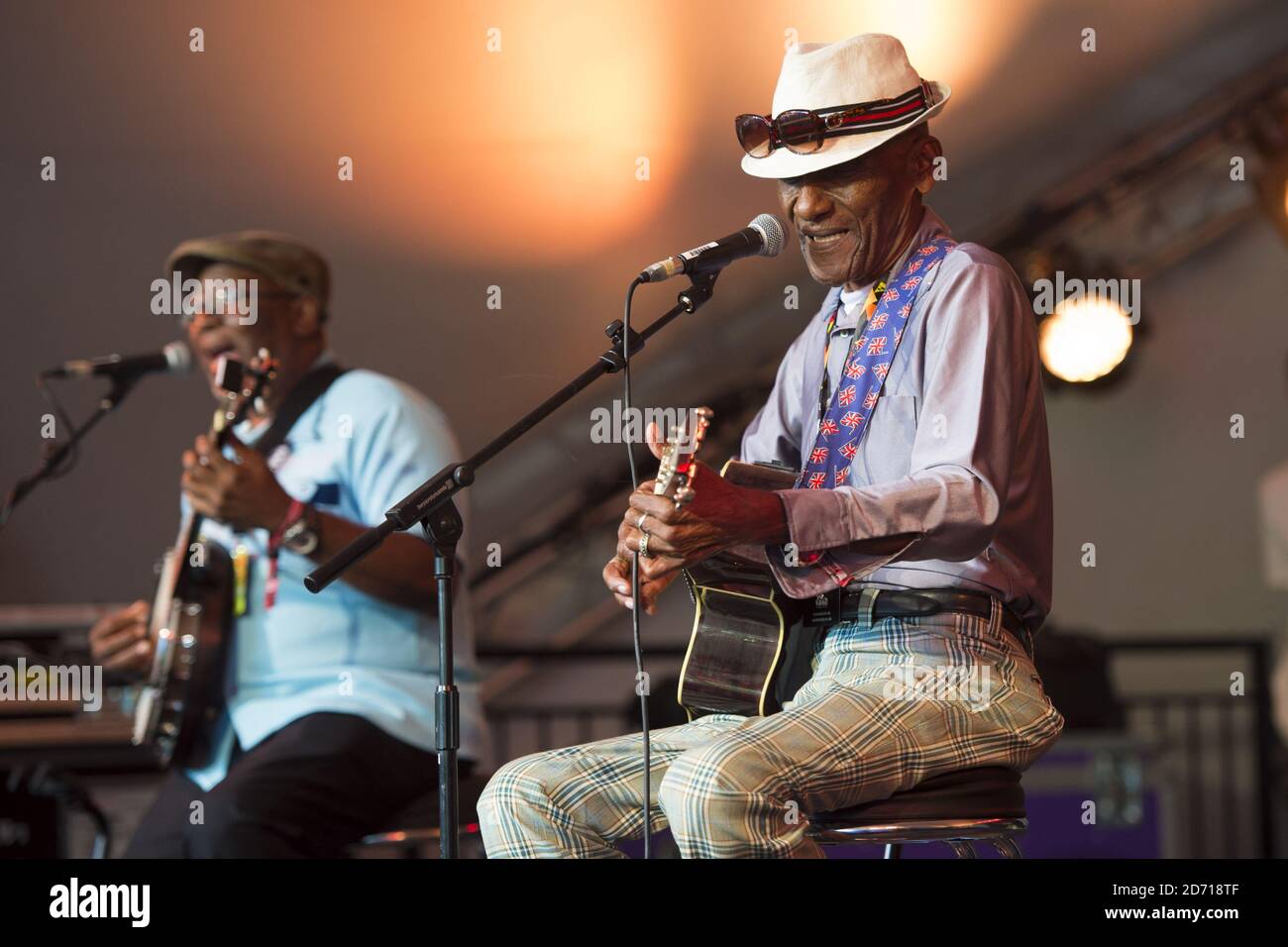 I Jolly Boys si esibiscono al festival Womad, a Charlton Park, Wiltshire. Foto Stock