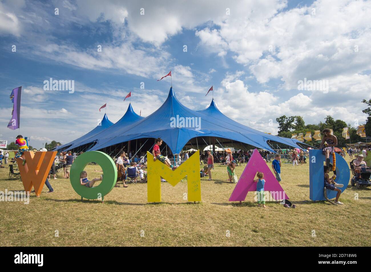 Tempo soleggiato al festival Womad, a Charlton Park, Wiltshire. Nota per i redattori: Si tratta di un'immagine panoramica composita. Foto Stock