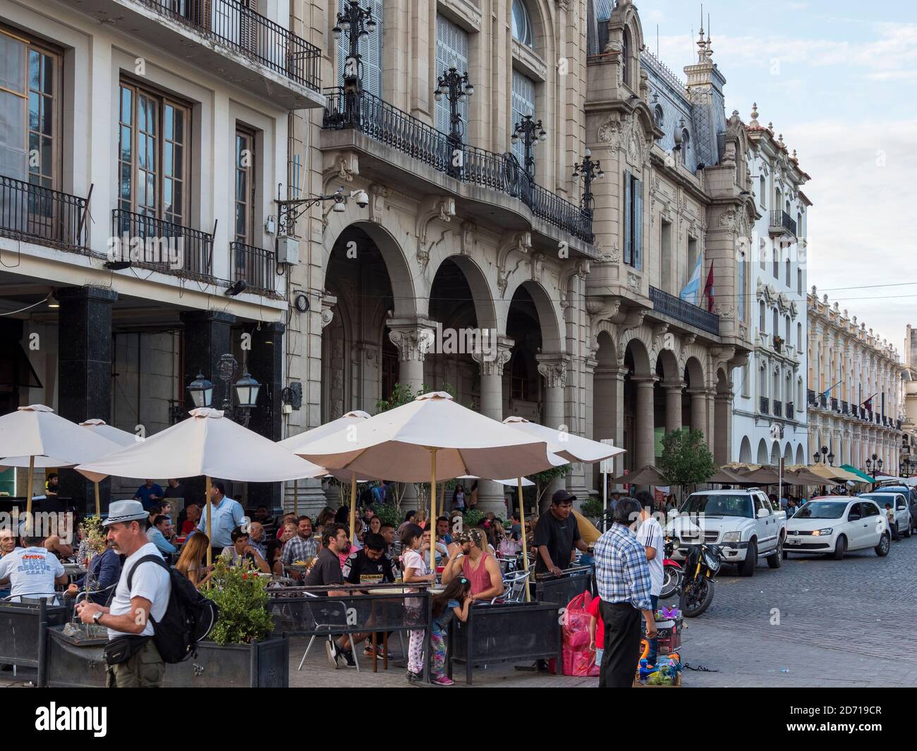 Edifici che costeggiano la plaza 9. De Julio. Città Salta nel nord dell'Argentina situato ai piedi delle Ande. 'alta la Linda' è considerato come Foto Stock