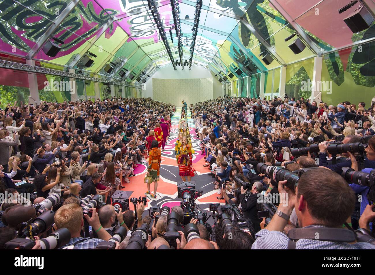 Un modello sulla passerella alla sfilata di moda Burberry, tenuta a Kensington Gardens durante la London Fashion Week Foto Stock
