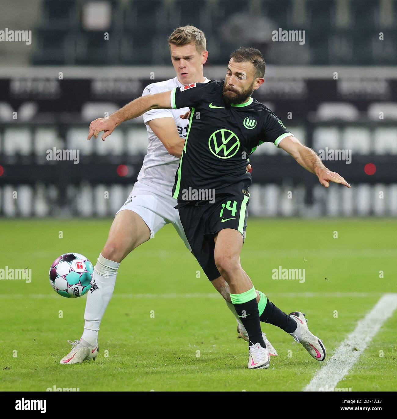 Dmir Mehmedi di Wolfsburg e Matthias Ginter di Monchengladbach durante Il campionato tedesco Bundesliga partita di calcio tra Borussia Monchengla Foto Stock