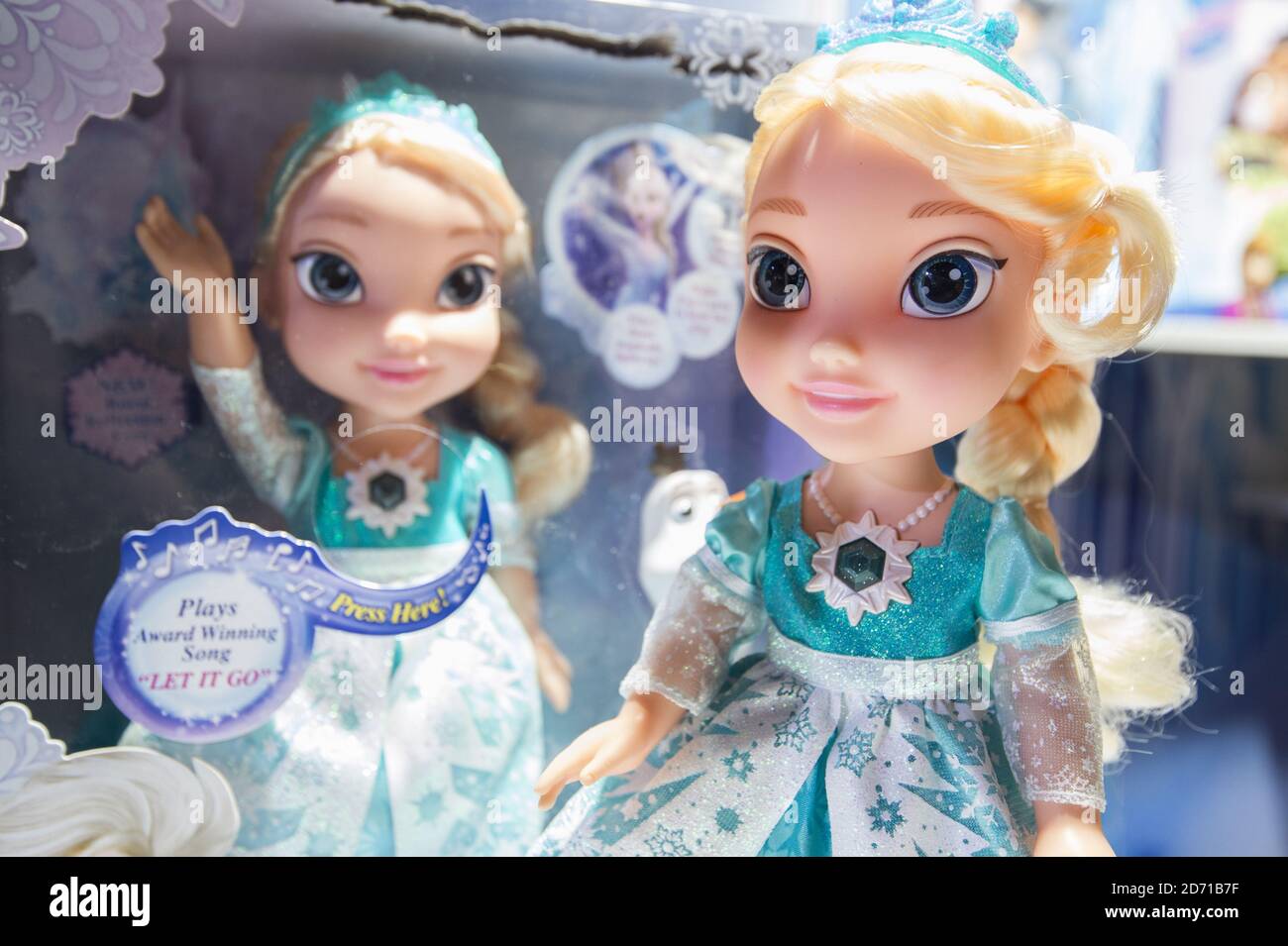 Bambole Disney Frozen Snow Glow Elsa in mostra al Dream Toys 2014 a Marylebone London. Foto Stock
